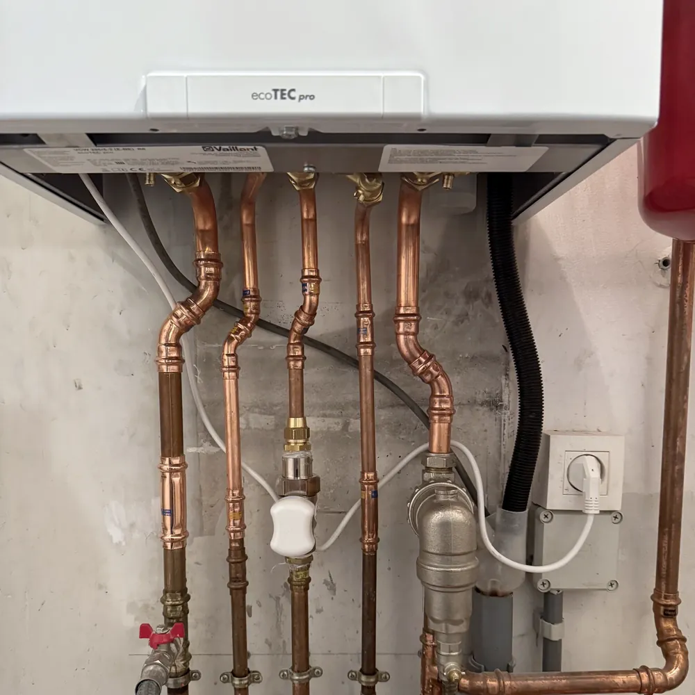 Chaudière murale Vaillant ecoTEC pro et ses raccords en cuivre