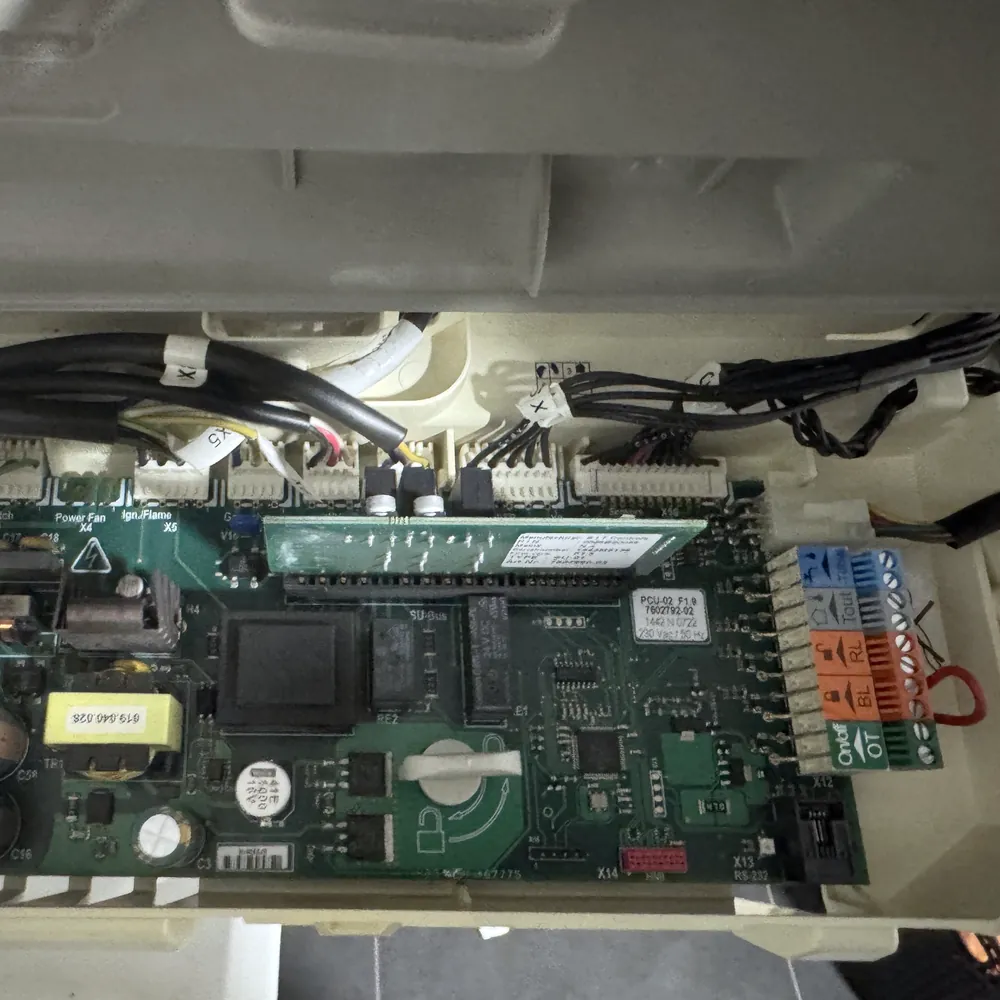 Carte électronique d'une chaudière ouverte pendant un diagnostic