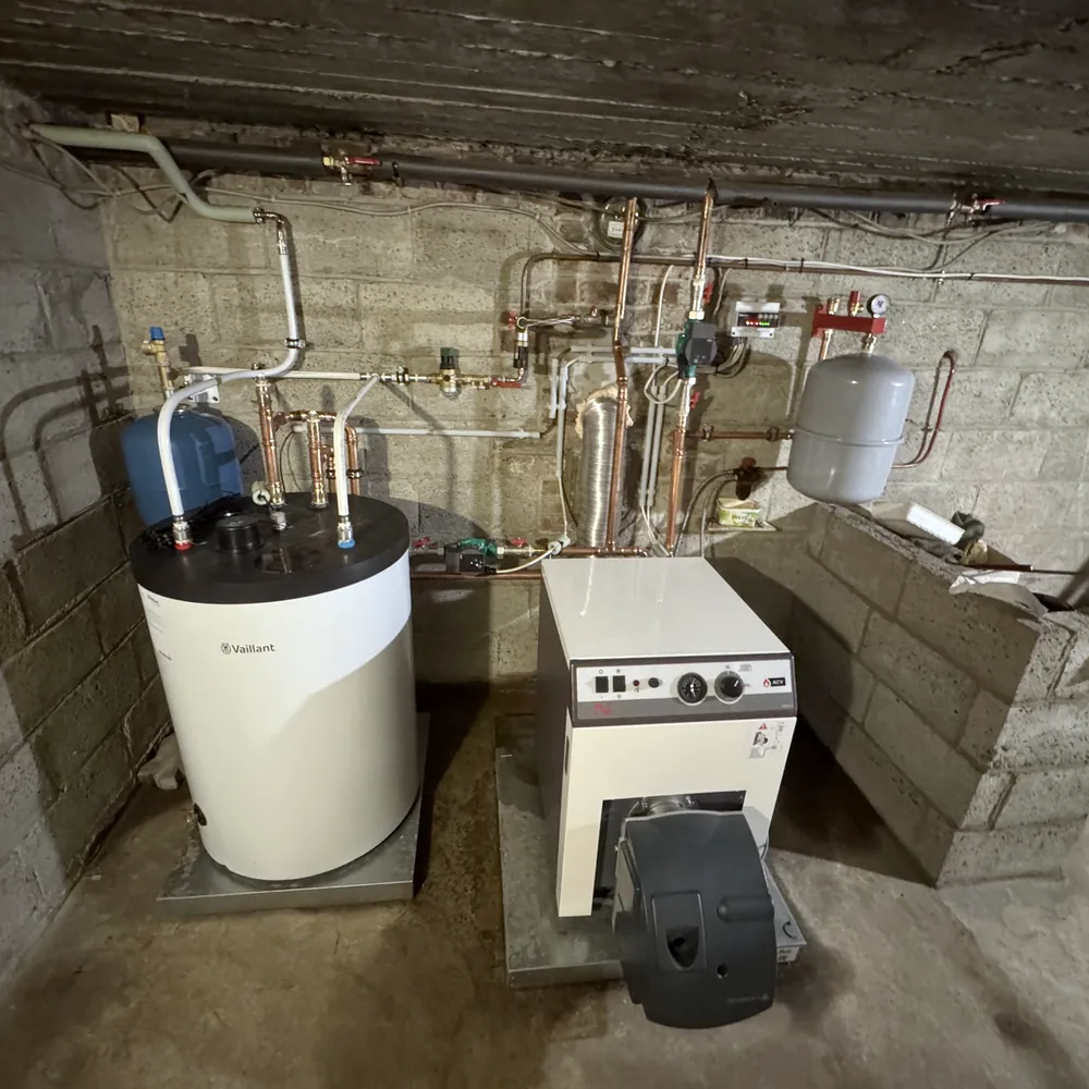 Chaufferie en cave : boiler Vaillant, chaudière au sol et vase d'expansion